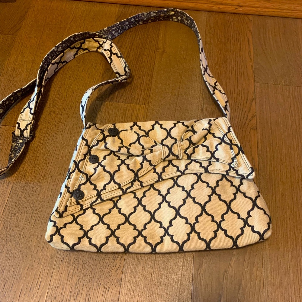 Cute handbag khaki and black.